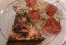 L'entrée du jour ce midi : tarte au saumon et au chèvre avec salade d'endives et chorizo