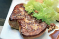 Foie Gras poêlé sauce Expresso & Vinaigre de Xérès sur salade frisée et noix