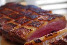 Magrets de canard laqués au miel et aux épices
