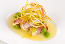 Sériole Bracioletta au jambon de Parme, purée de pommes de terre, fèves fraîches et poireau