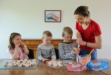 Macarons au jambon-buerre en apéritif pour l'anniversaire de tata Sophie - Photo gagnante du jeu-concous l'Incroyable Cousinade de Paysan Breton