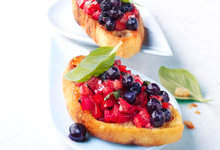 Bruschetta avec des tomates et des myrtilles sauvages