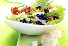 Salade Verte avec des Myrtilles  et du Camembert