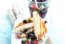 Halloumi avec salade de tomates et myrtilles sauvages