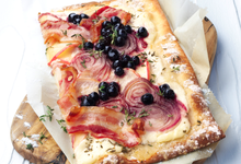 Tarte flambée avec des  myrtilles sauvages