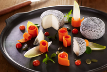 Crottin de Chèvre Cendré Rians, marmelade de courge à la muscade, cœur d’endive acidulée