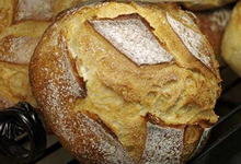 pain au levain, façonné à la main et cuit au feu de bois