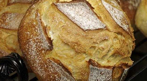 pain au levain, façonné à la main et cuit au feu de bois