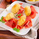 Mini-­‐brochettes de madeleines aux graines de pavot accompagnées de Jambon de Parme, tomates et basilic
