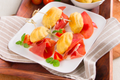 Mini-­‐brochettes de madeleines aux graines de pavot accompagnées de Jambon de Parme, tomates et basilic