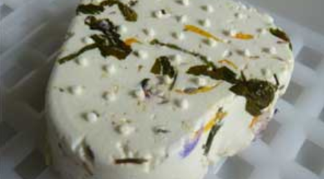 Cœur de chèvre frais pré-égoutté enrobé d’ail des ours et de pétales de fleurs locales 