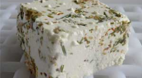 Pyramide de chèvre frais  bourgeons de cassis et herbes aromatiques locales 