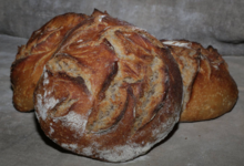 Pains d'Epeautre au levain, cuits au feu de bois.
