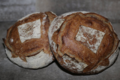 Grands pains semi-complets (Type 80) au levain, cuits au feu de bois.