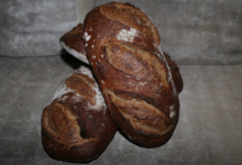 Grands pains complets (Type 150) au levain, cuits au feu de bois.