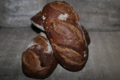 Grands pains complets (Type 150) au levain, cuits au feu de bois.