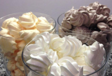 Meringues maison nature,orange, et chocolat