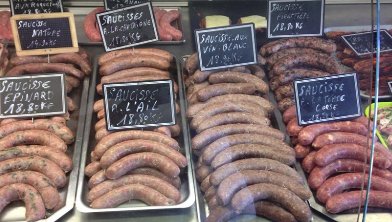 Saucisson au mètre est une spécialité de la Boucherie-Charcuterie