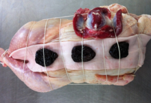 Earl Pecout. Poulet farci aux pruneaux