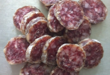 Earl Pecout. Saucisson sec au roquefort
