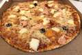 pizza océane faite maison avec tomate fromage saumon raclette olives