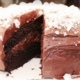 Les Délices de Joséphine. Gâteau au chocolat crémeux recouvert d'éclats de meringue vanillée