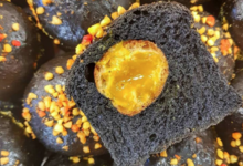 Boulangerie Utopie. Brioche au Charbon et Insert Mangue