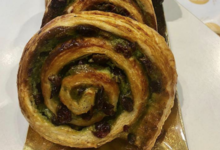 Boulangerie De Belles Manières. roulé Pate de pistache et cranberry.