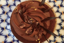 Acide Macaron. Gateau au chocolat