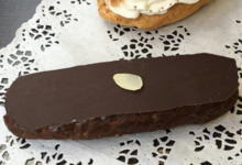 Boulangerie Blavette. Eclair extra noir aux amandes