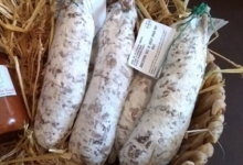 Ferme angus. Saucisson d'angus aux noix