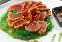 Tataki de thon, confit de piment végétarien et sa salade d’algues wakamé
