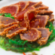 Tataki de thon, confit de piment végétarien et sa salade d’algues wakamé