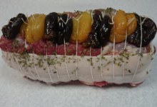 Boucherie Chambeau. Roti d'epaule d'agneau aux pruneaux