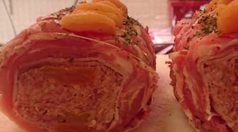 poitrine de veau farcie aux abricots bardée avec de la poitrine fumée