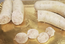 Saucisse bleu pomme de terre et oignons frits