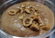 mousse au chocolat et éclats de noisette