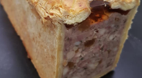 Pâté en croûte de poulette de façon et poires tapées