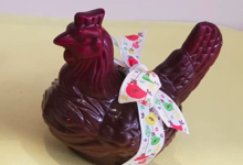 Les douceurs de l'hippodrome. Poule en chocolat noir