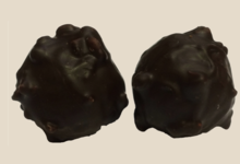 Chocogil. Rochers au chocolat noir fourrés praliné