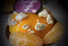 Dôme à la crème d’amandes avec une mousse agrumes et brisures de meringue